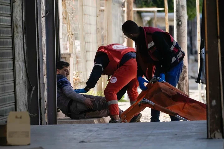 Medics evacuating a wounded man.