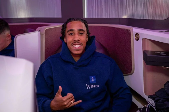 Rasmus Hojlund gives Leny Yoro new nickname during Man Utd flight, it suits him perfectly