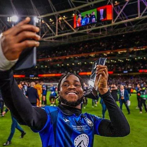 The historic man, Ademola Lookman with his man of the match award against Bayer Leverkusen.