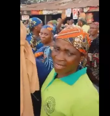 Fish sellers protest over high cost of fish in Oyo State (video)