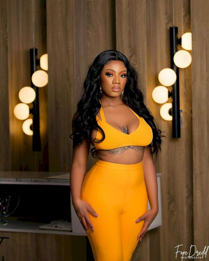 Reality star, Angel Smith suffers wardrobe malfunction during event (Video)
