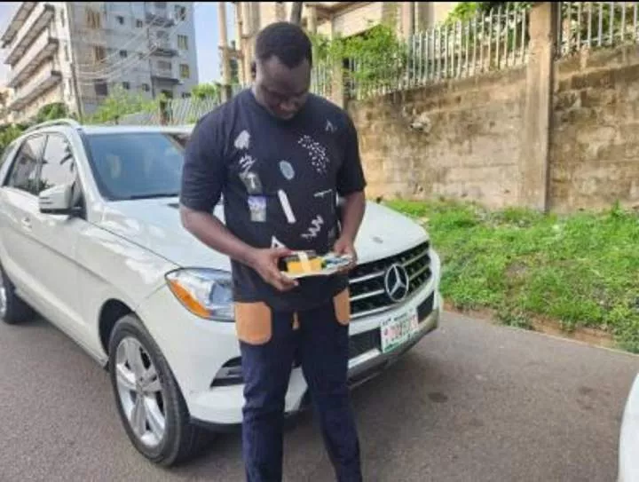 Mercedes Benz, Lexus SUV confiscated as EFCC arrest eight suspected Yahoo boys in two Abuja Estates (photos)