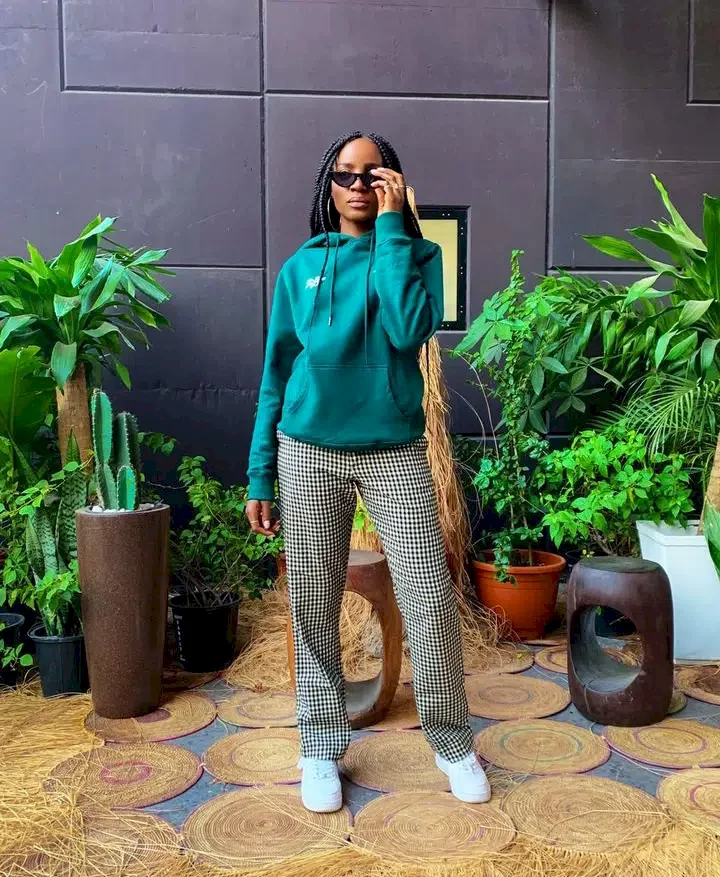 Seyi Shay gushes over 7-month-old daughter as she performs with her on stage (Video)