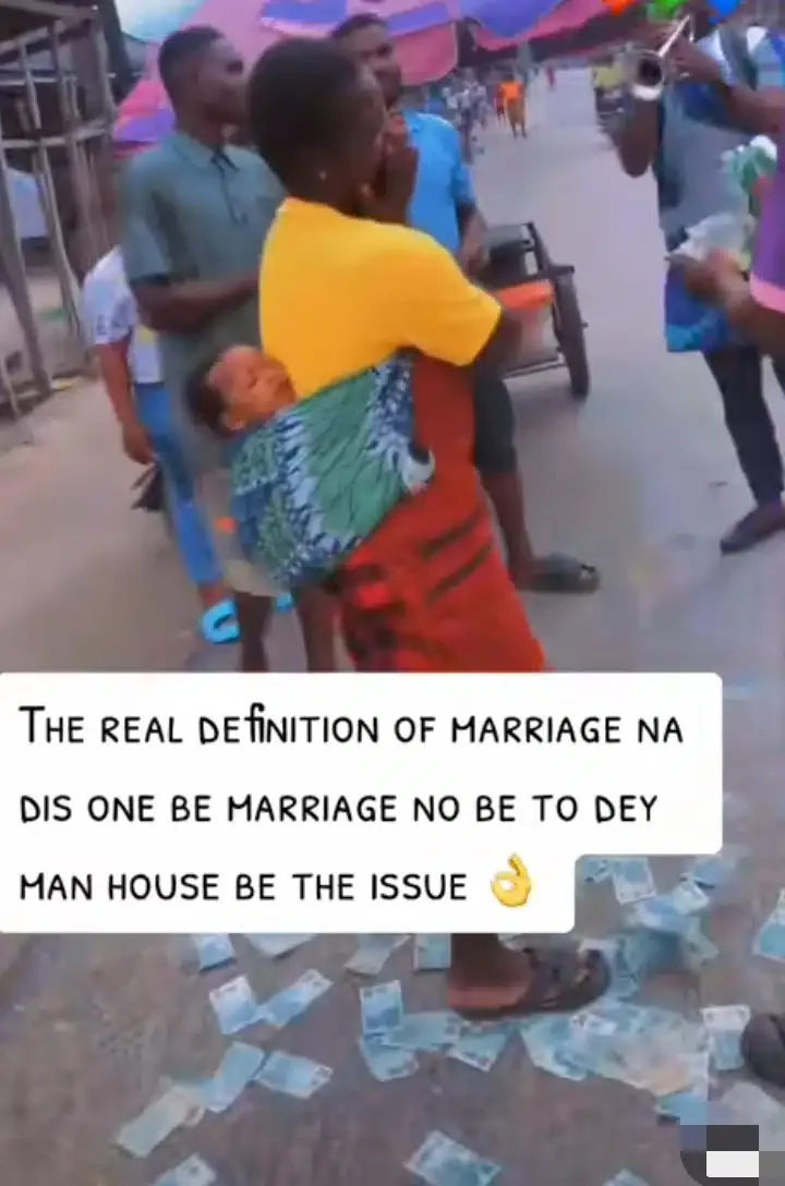 Man sweetly surprises wife who sells food in the streets on her birthday, sprays money on her