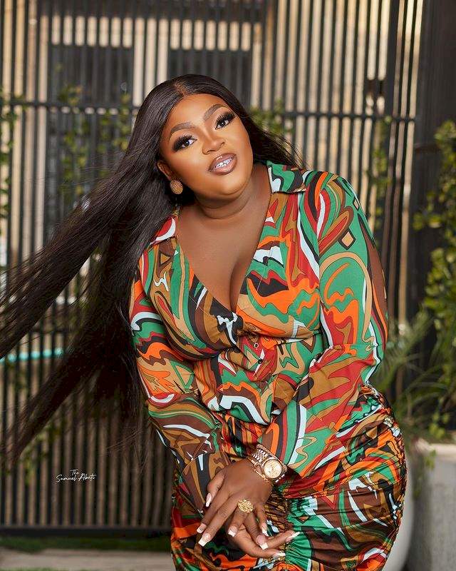 "Eniola Badmus will not rest until she reveals her secret" - Woman attacks actress over weight transformation (Video)