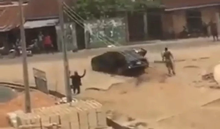 ‪See the moment armed robbers left a gang member behind after a car snatching operation (Video)