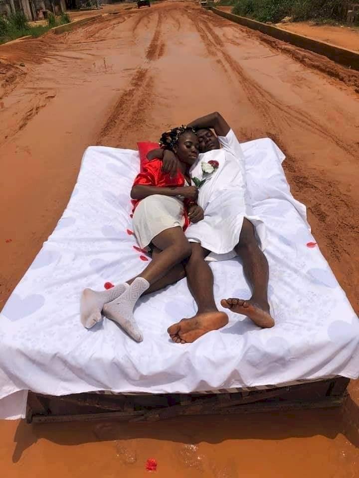 Couple holds romantic honeymoon on a muddy road in Imo state (Photos)