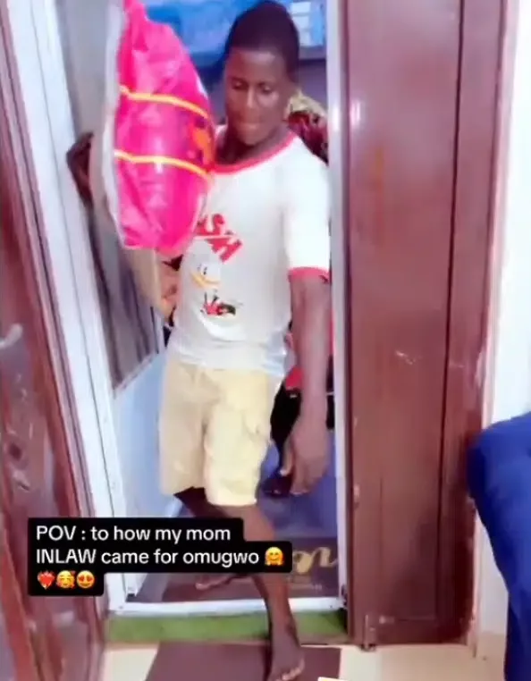 Lady celebrates as rich mother-in-law arrives with bag of rice and truckload of foodstuff for Omugwu (Video)