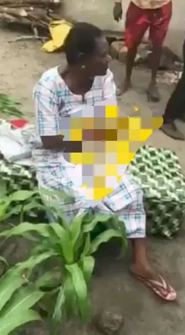 Woman sits on coffin to prevent a corpse from being buried near her house (Video)