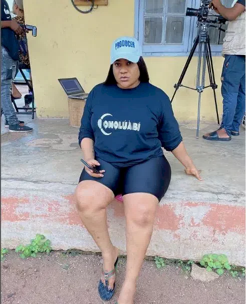 'Dem no tell you say I be garage girl' - Nkechi Blessing furious as she fights with area boys while filming in Abeokuta (Video)