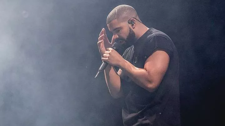 rapper drake holding his head on stage