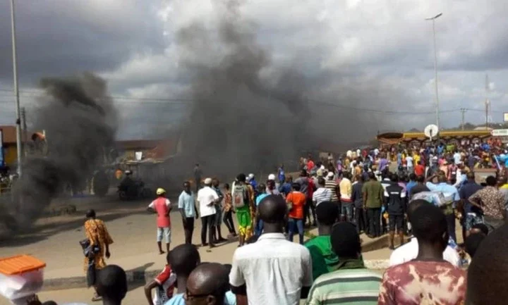 Vehicles destroyed as youths with knives, machetes clash in Kwara state [VIDEO]