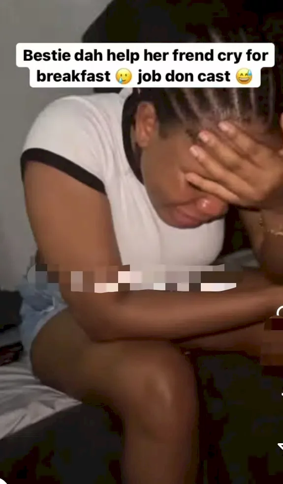 'Nobody to buy pizza again' - Netizens react as lady cries with her roommate who got dumped by boyfriend (Video)
