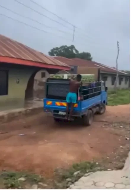 Landlord reportedly sends young man packing after EFCC warned against renting house to yahoo boys (Video)