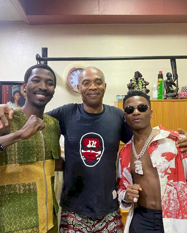 Fans debate Wizkid's humble personality after prostrating to greet Femi Kuti (Video)