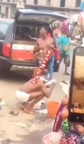 Suspected yahoo boys beaten to pulp for bathing in a market (Video)