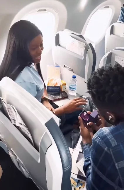 Man proposes to girlfriend aboard flight with the help of comedian, I Go Save (video)
