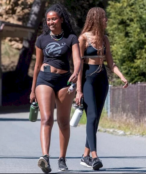 Twitter users reacts to photos of Sasha and Malia Obama hiking in Los Angeles (photos)