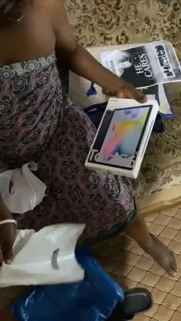 'She has always wanted a tab' - Priceless moment man gifts mother brand new smartphone as birthday gift
