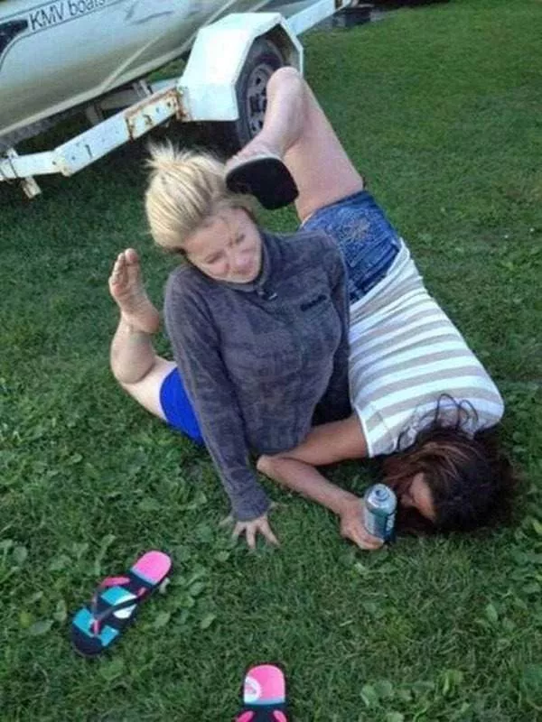 Hilarious Photos Of Drunk People That Prove Alcohol Is Not For Everyone