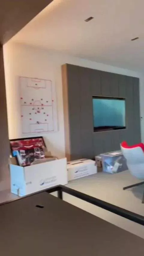 Jurgen Klopp shows his office -- Instagram