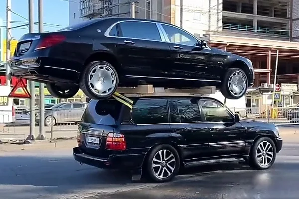 Toyota Land Cruiser Seen Carrying Mercedes-Maybach S-Class In Russia (Video) - autojosh