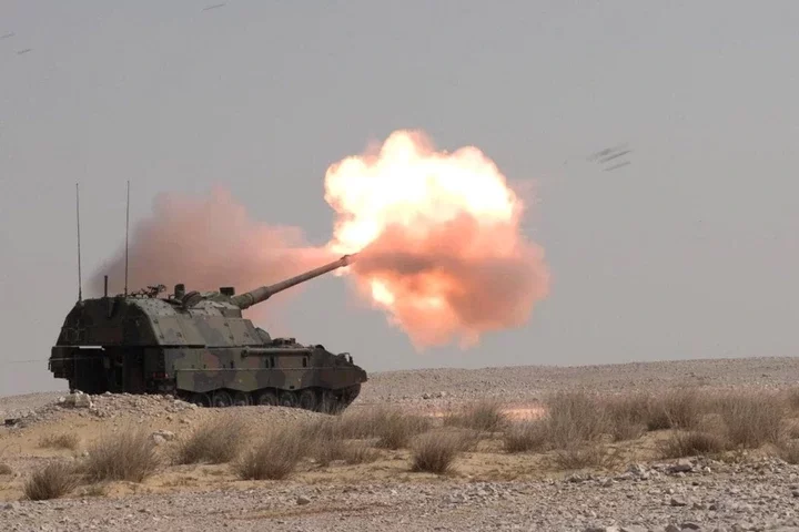 Self-propelled+howitzer+artillery - Italian Army - 8th Field Artillery Regiment &#039;Pasubio&#039; - PzH2000 self-propelled howitzer in Qatar