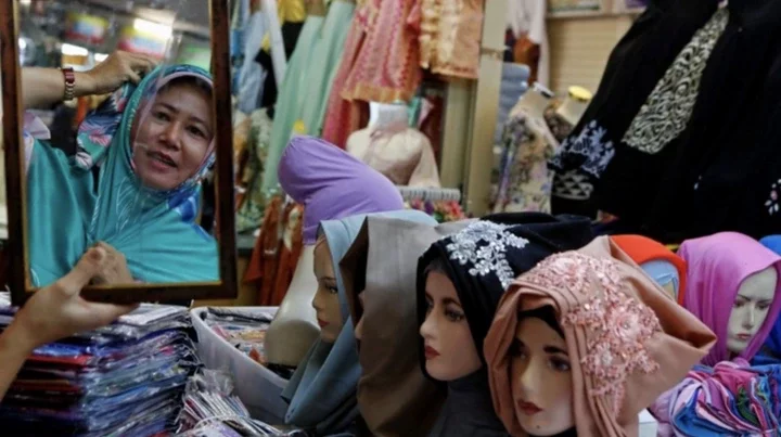 One woman wey buy head scarves ahead of the Muslim holiday of Eid al-Fitr in Jakarta