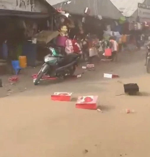 'Even the breeze is against the valentine' - Single people overjoyed after heavy wind ru!ns Valentine's gift items at a local market (WATCH)