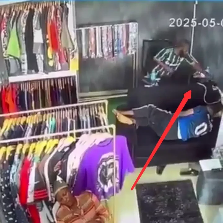 Boutique owner and sales rep asleep as man steals 2 iPhones