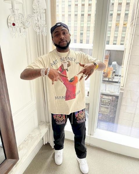 Fans drag Davido over his congratulatory message to brother who bought RangeRover for his wife
