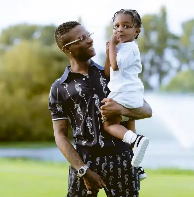 'Why he keep face like that?' - Video of Wizkid teaching son, Zion how to eat 'Fufu' causes stir