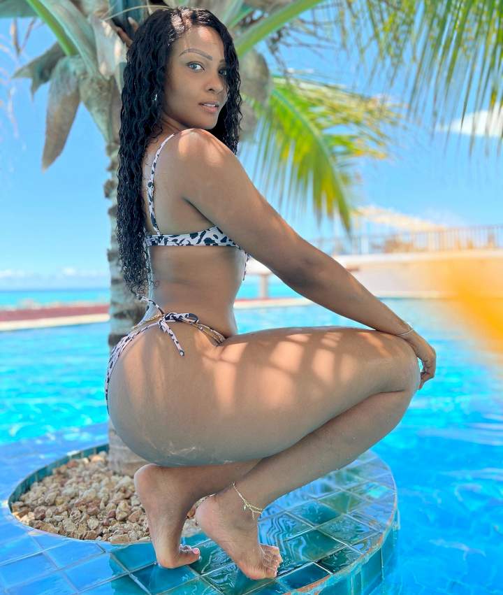 Actress, Osas Ighodaro flaunts her curves in bikini 