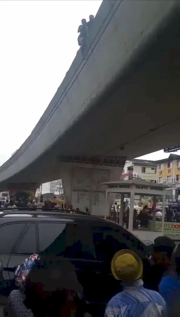 Onlookers rescue man with smart move while attempting to jump off bridge in Lagos (Video)