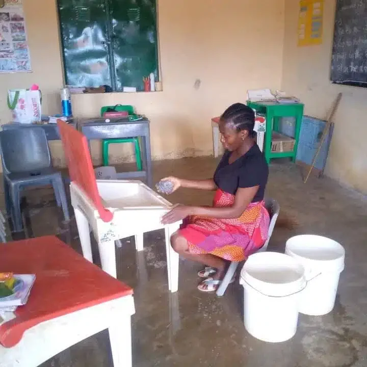 Teacher wins hearts as she stays back after school to wash pupils' dirty desks