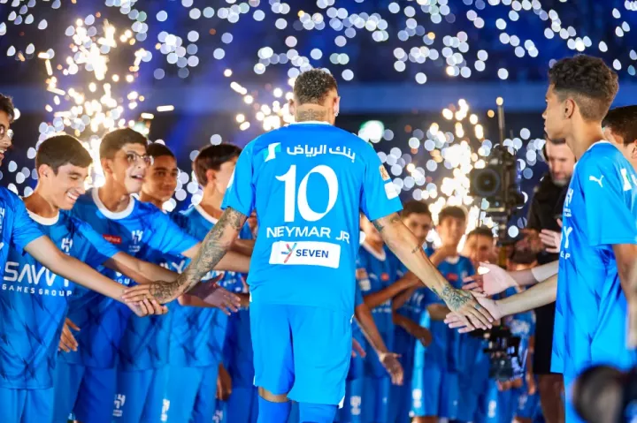 Neymar greeting the fans and teammates -- Credit: The Sun