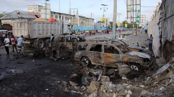 Car bomb kills five, injures 20 outside restaurant in Somalia's capital