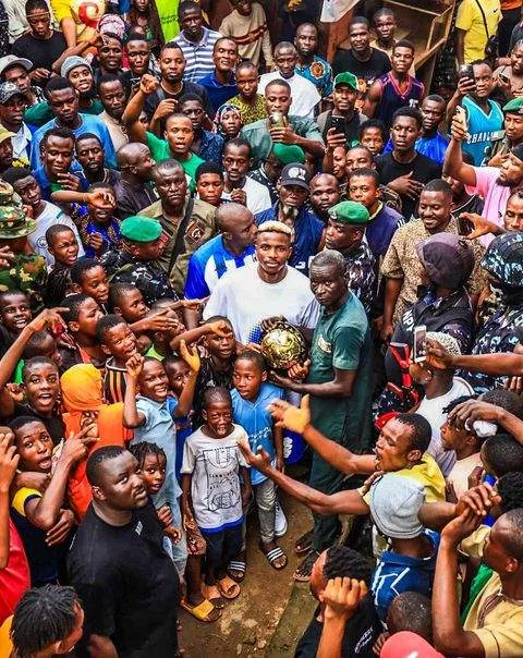 Victor Osimhen with people of Olusosun Primary School in Lagos