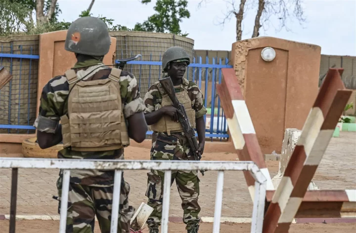 Mali jails ten for urging return to civilian rule