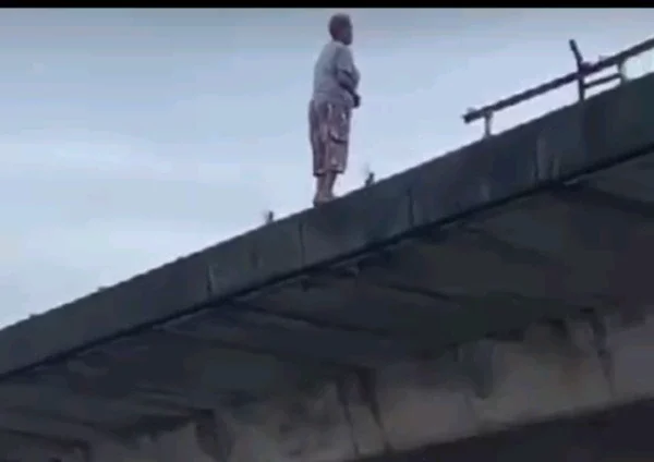 I was sad that those under the flyover were busy videoing, instead of rescuing her.