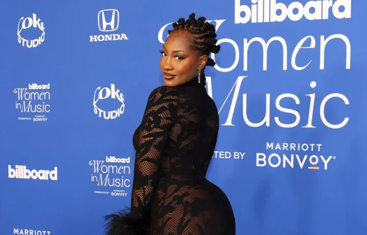 'I like older women' - Fan tells Tems after she hesitates to serenade him because his age (Video)