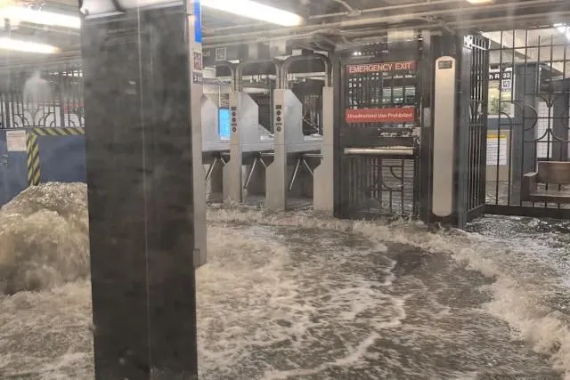 Flash floods gush into NYC subway carriage as passengers look on in shock (video) Flash floods gush into NYC subway carriage as passengers look on in shock (video)