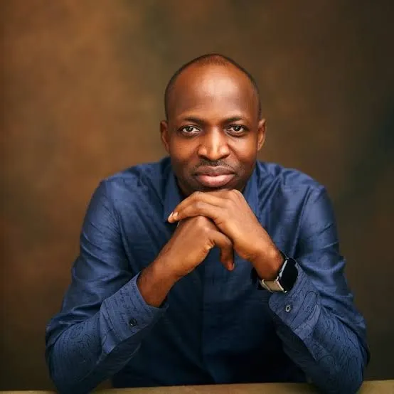 Moment man grabs Dunsin Oyekan during ministration, refuses to let go