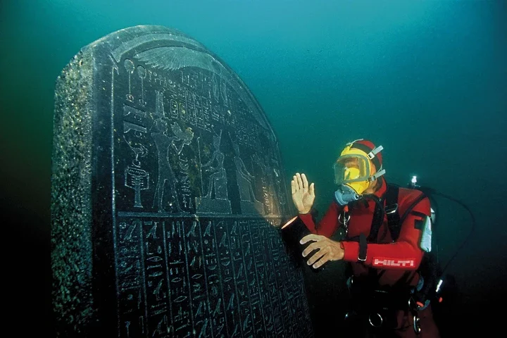 Franck Goddio and his team pulling out the bust from the discovery site