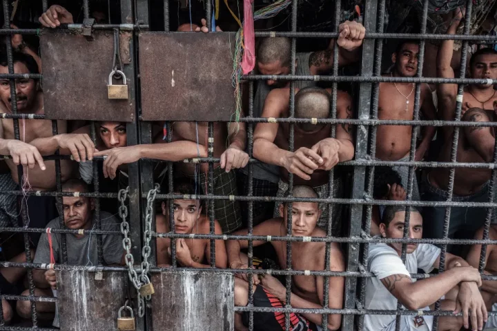 MS-13 gang members are crammed into a 'gang cage' Quezaltepeque police station in El Salvador