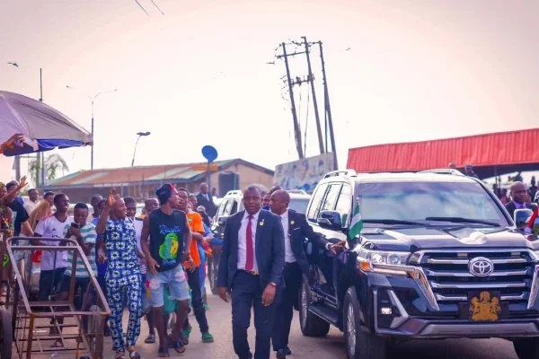 'We are hungry o' - Lagosians shout as Tinubu's convoy drives through Idumota [VIDEO]