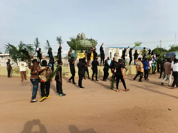 Protest breaks out in Benue as angry youths block Abuja-Makurdi highway