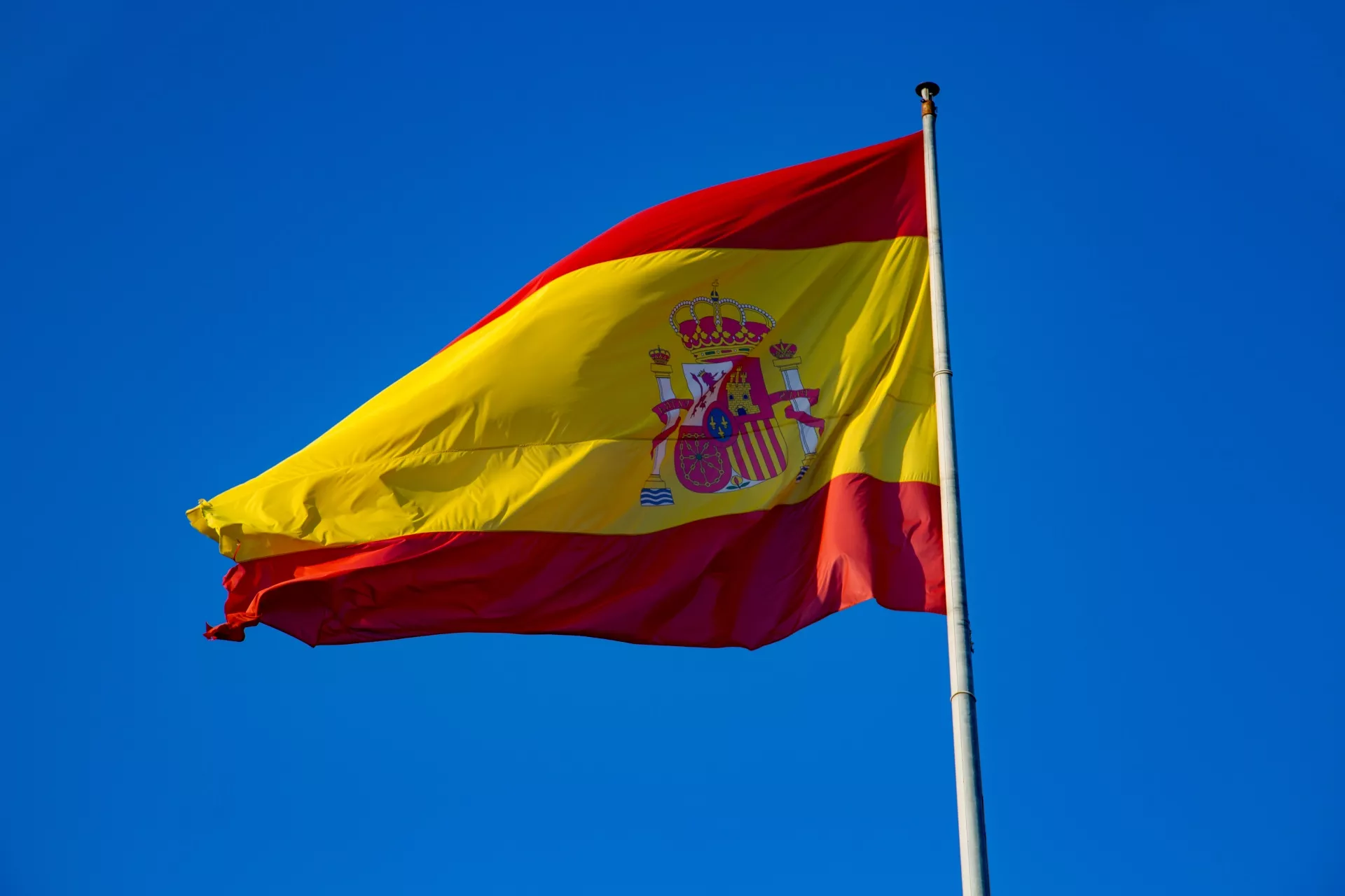 Toxic chlorine cloud near Barcelona confines more than 160,000 indoors