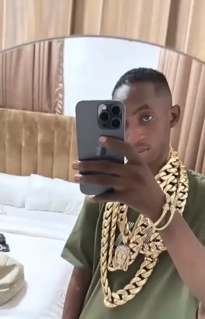 Nigerian big boy causes a buzz as he flaunts his gold chains