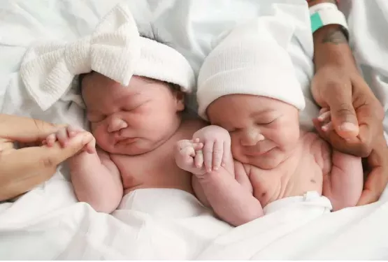 Families welcome twins born minutes apart but in separate years (video)